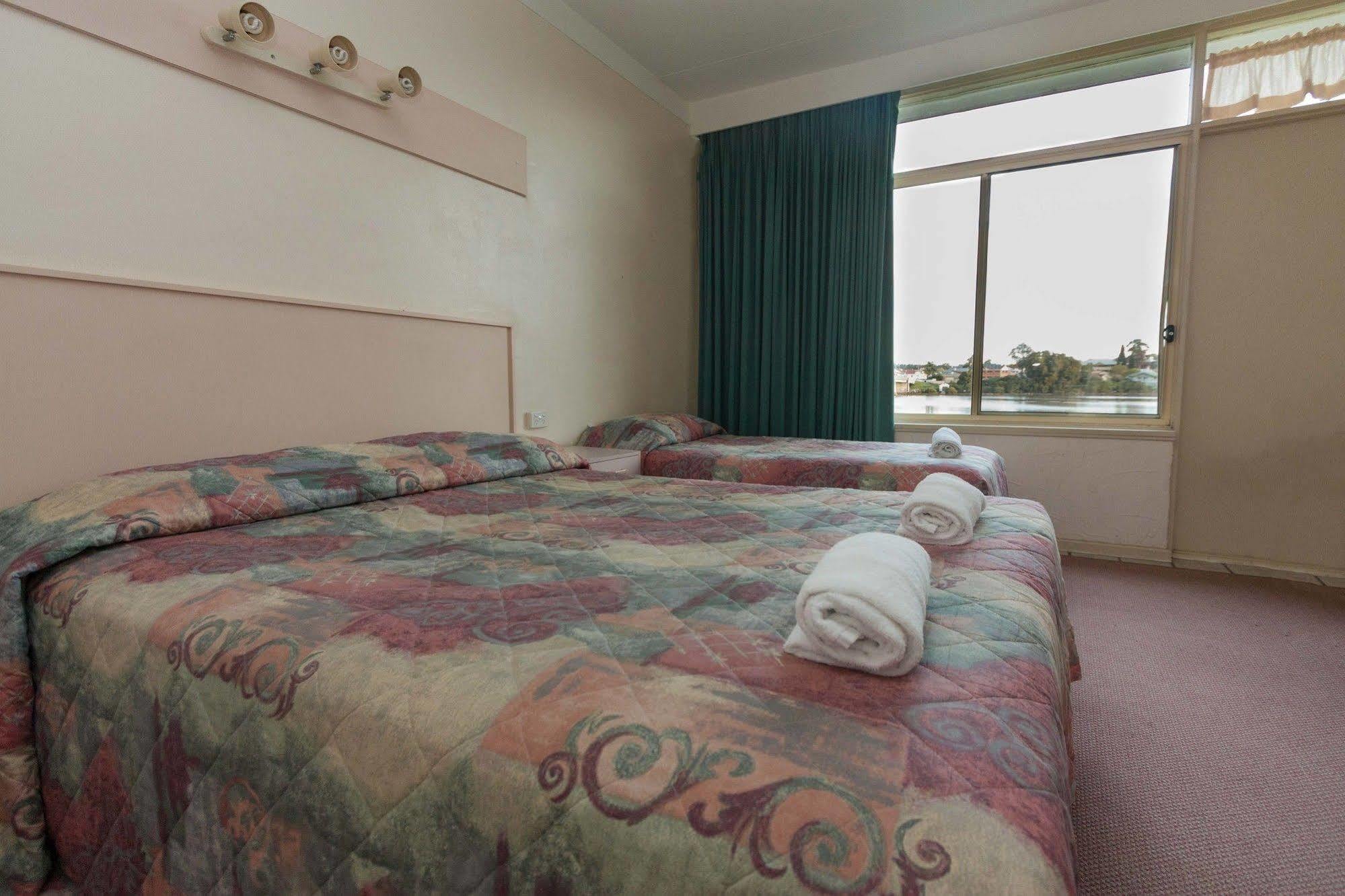 Moruya Waterfront Hotel Motel Exterior photo