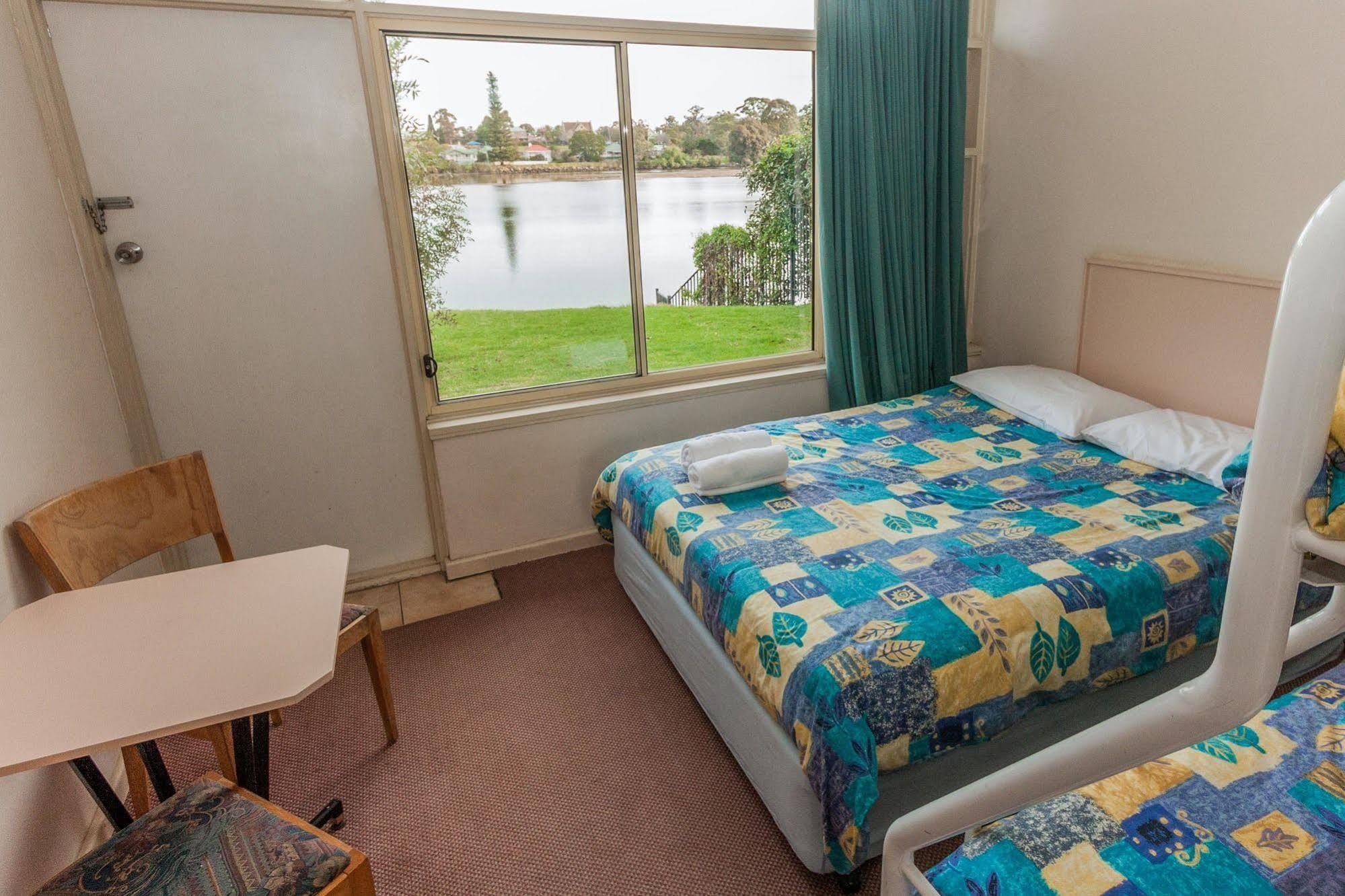 Moruya Waterfront Hotel Motel Exterior photo